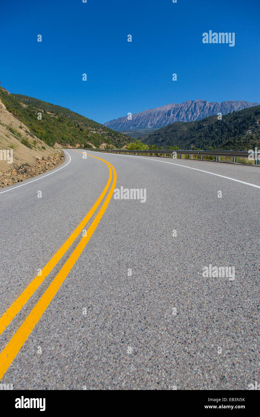 Svuotare la curvatura del percorso stradale 133 nelle Montagne Rocciose del Colorado Foto Stock