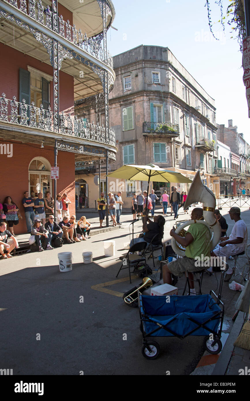 Musicisti di strada suonare jazz sul ciglio della strada dal centro città di New Orleans USA Foto Stock