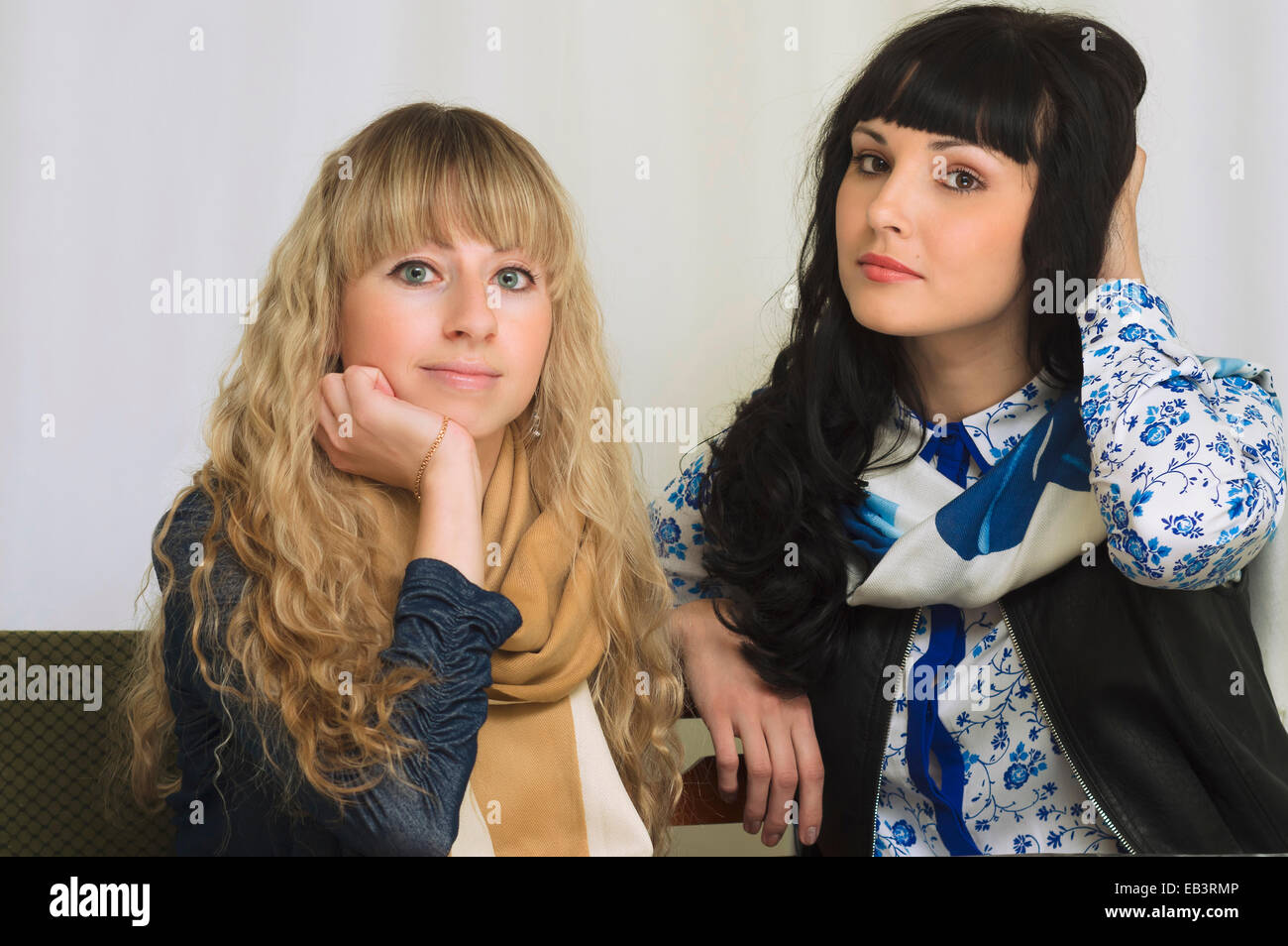 Due ragazze seduti ad un tavolo in ufficio Foto Stock