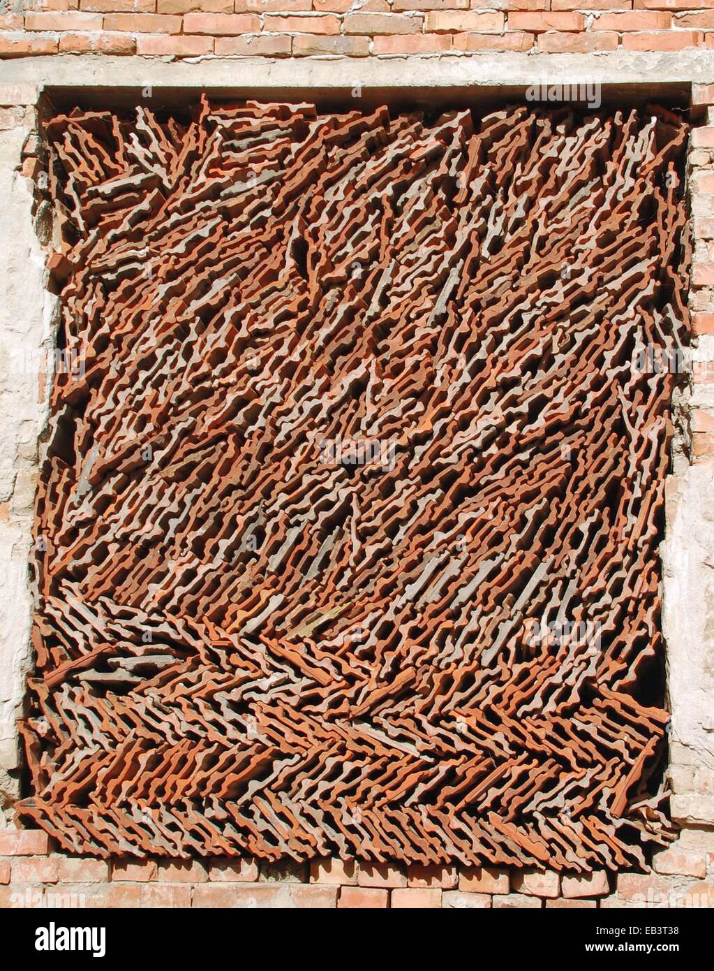 La finestra chiusa in casa con un vecchio tegole del tetto. Questa è la decisione originale di chiudere la finestra apertura al procurem Foto Stock