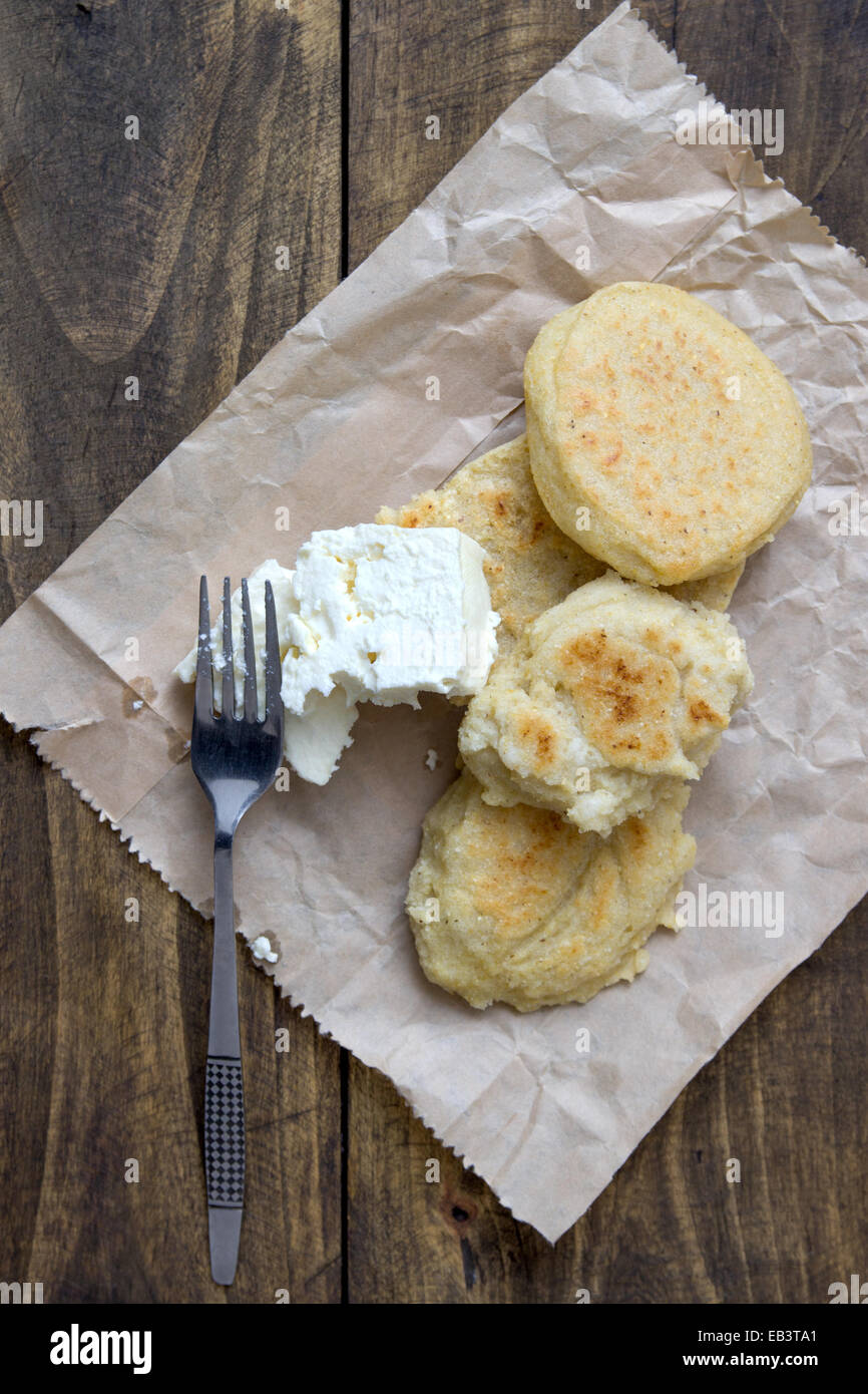 Pane appena sfornato cornbread e formaggio bianco sul tavolo Foto Stock