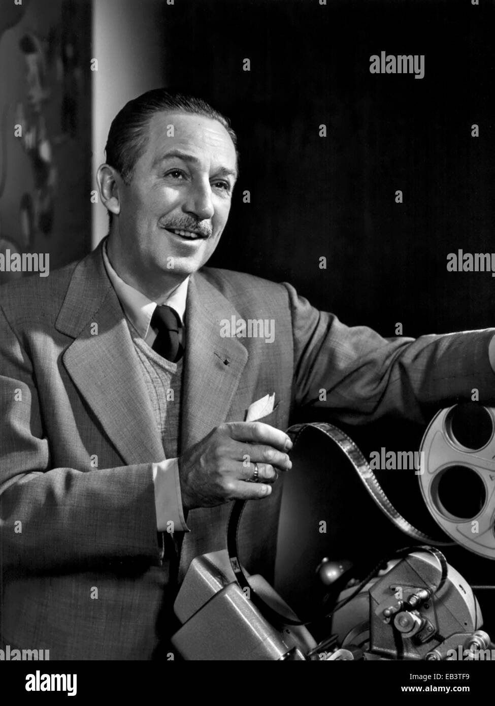 Ritratto di Walt Disney cerca su filmati in movieola macchina di editing a Disney Studios Dicembre 1954. Walt Disney ha invitato i funzionari da Orange County per i suoi studi per discutere i suoi piani per la creazione di Disneyland. Foto Stock