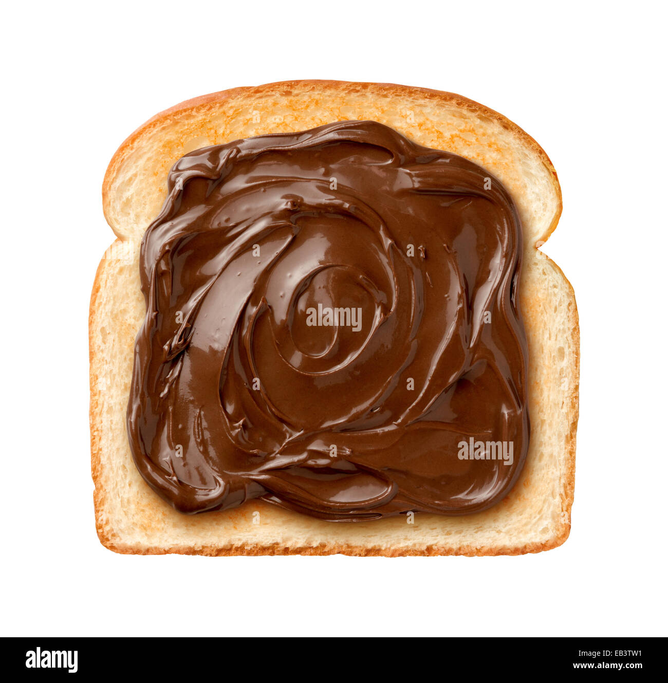 Vista aerea del cioccolato da spalmare su una fetta di pane tostato. Isolato su uno sfondo bianco Foto Stock
