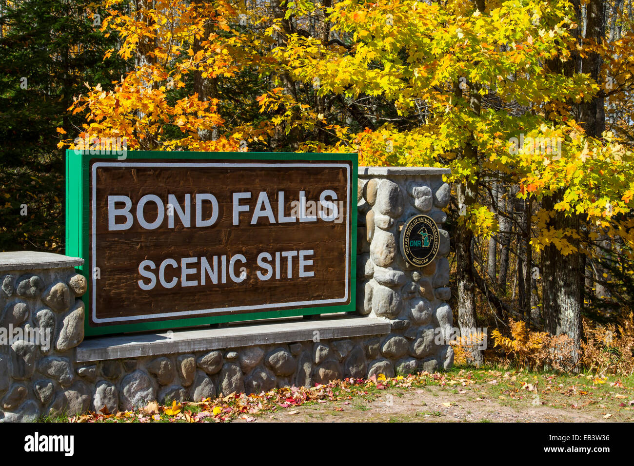 Bond Falls Scenic sito cartello stradale con la caduta delle foglie colore in gli alberi nei pressi di Paulding, Michigan, Stati Uniti d'America. Foto Stock