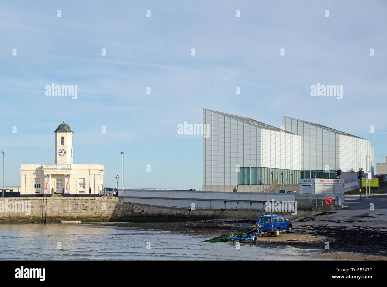 La Turner Contemporary Art Gallery e il porto vecchio ufficio a Margate, Kent, Regno Unito. Foto Stock