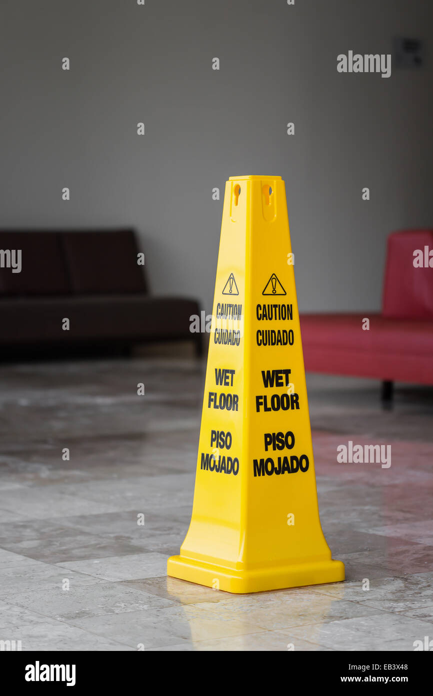 Piano della lobby con segnale di avvertimento pavimento bagnato Foto Stock