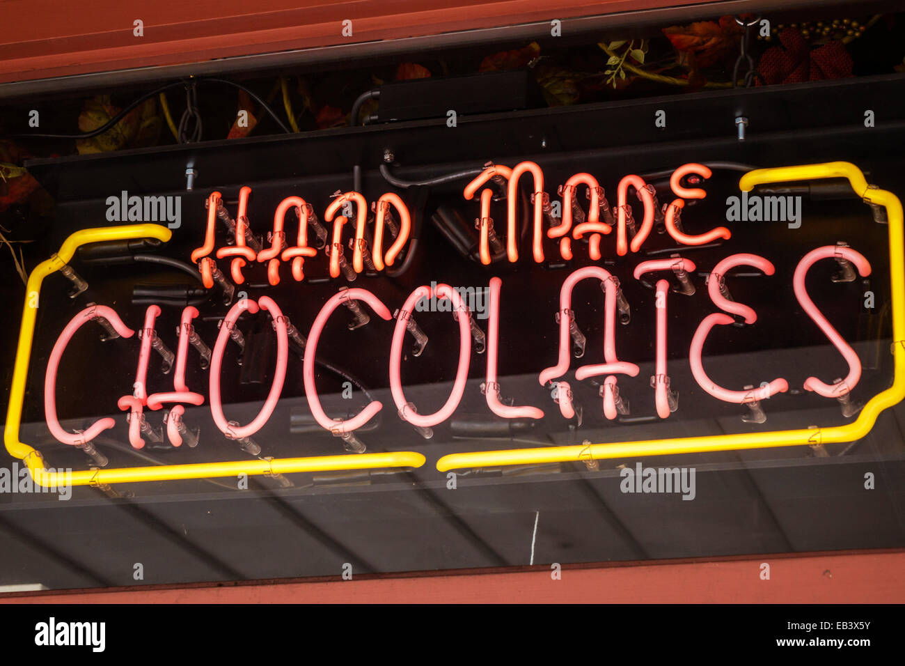 Deland Florida, centro storico, Woodland Boulevard, Pat & and toni's Chocolate and Sweet Things, cartello al neon, turisti che viaggiano per turismo turistico Foto Stock