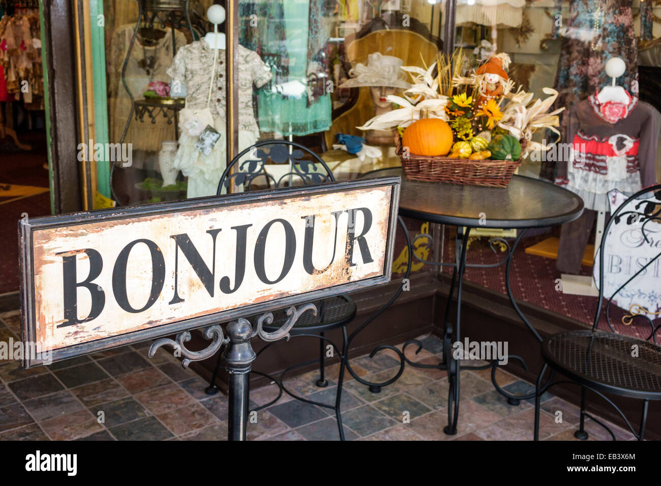Monte Mt. Dora Florida, centro storico, Donnelly Street, negozio di  abbigliamento vintage, cartello, logo, bonjour, francese, visitatori  viaggio turistico tour touris Foto stock - Alamy
