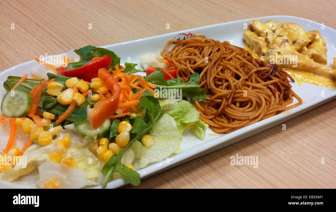 Delizioso pasto ,,l'insalata di pollo e spaghetti Foto Stock