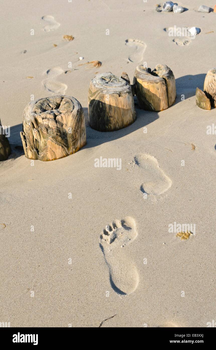 Struttura di frangionde con impronte nella sabbia Foto Stock