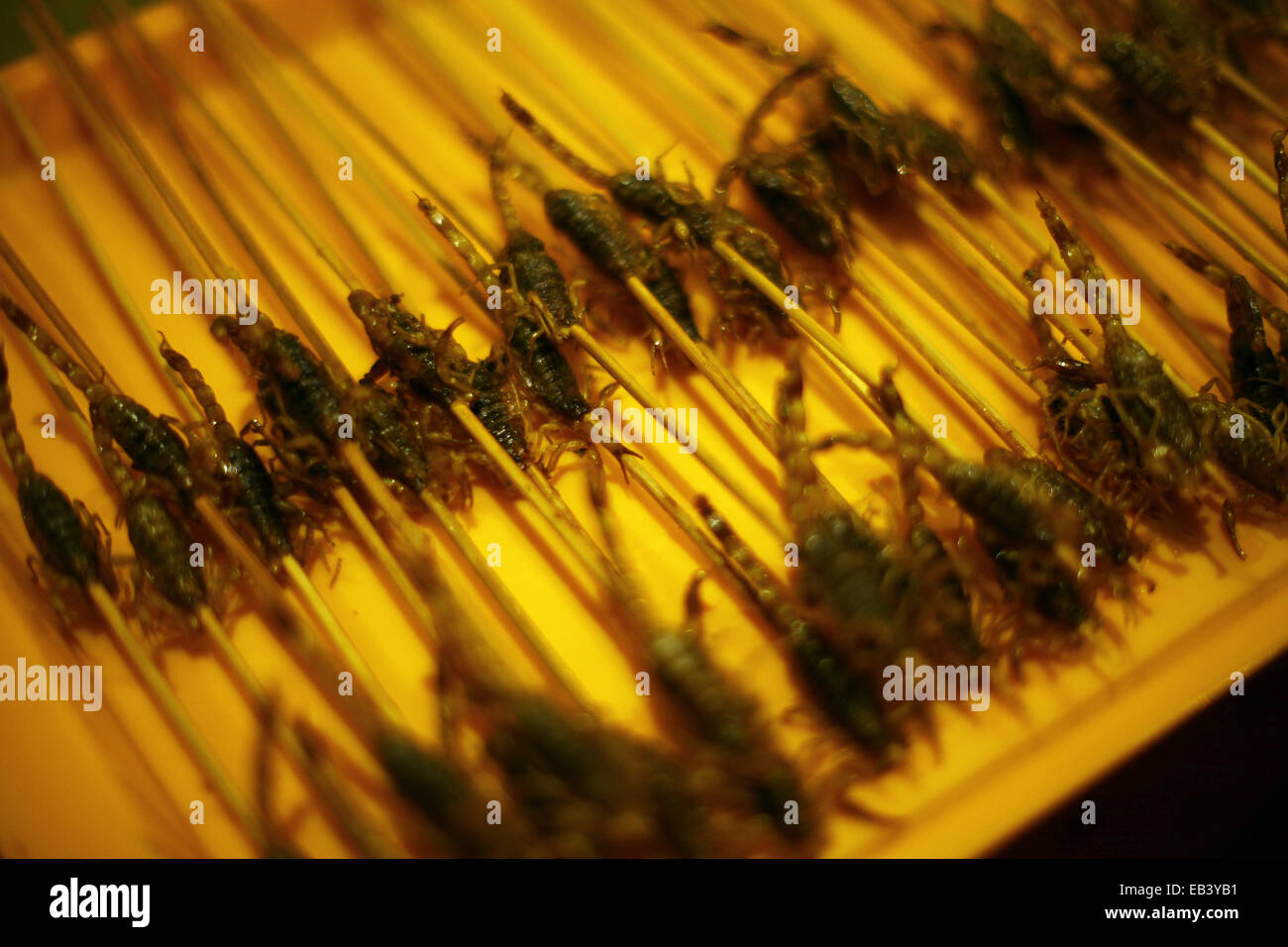 In prossimità di alcuni scorpioni in vendita su un mercato alimentare in Cina. Foto Stock