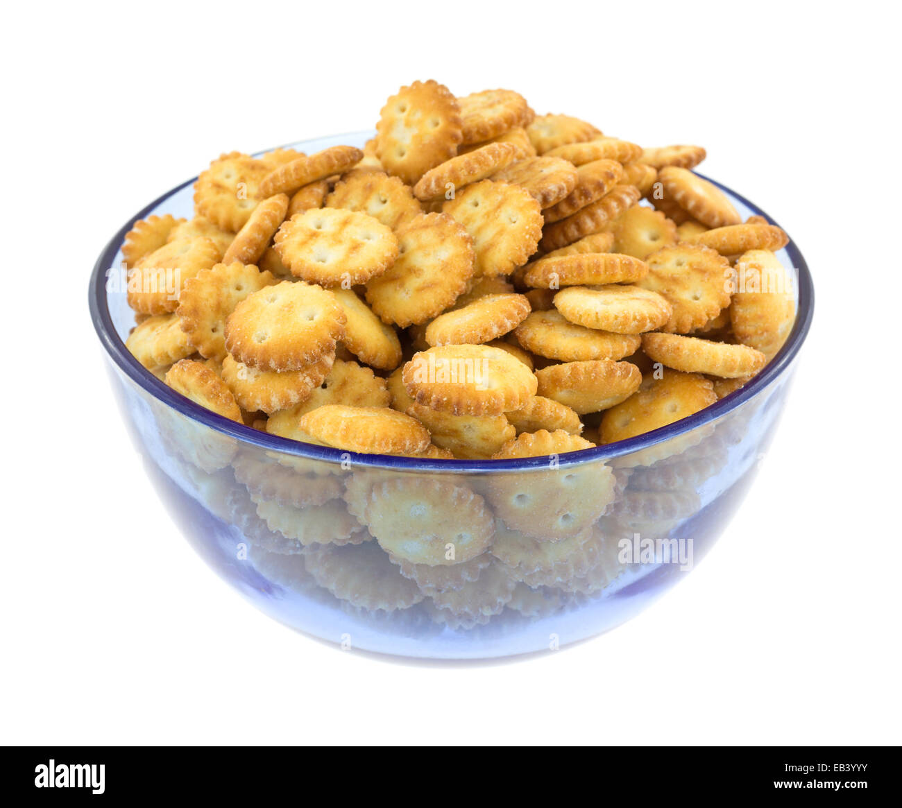 Un blu ciotola riempita con piccolo morso dimensioni snack crackers su uno sfondo bianco. Foto Stock