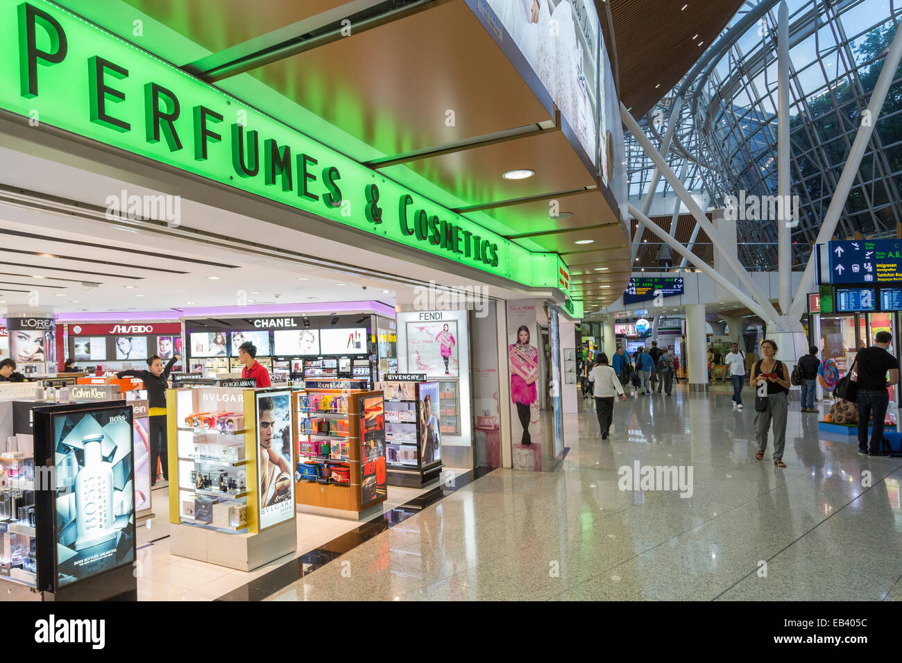 Shopping duty free per profumi e cosmetici nell'aeroporto di Kuala Lumpur, Malesia Foto Stock