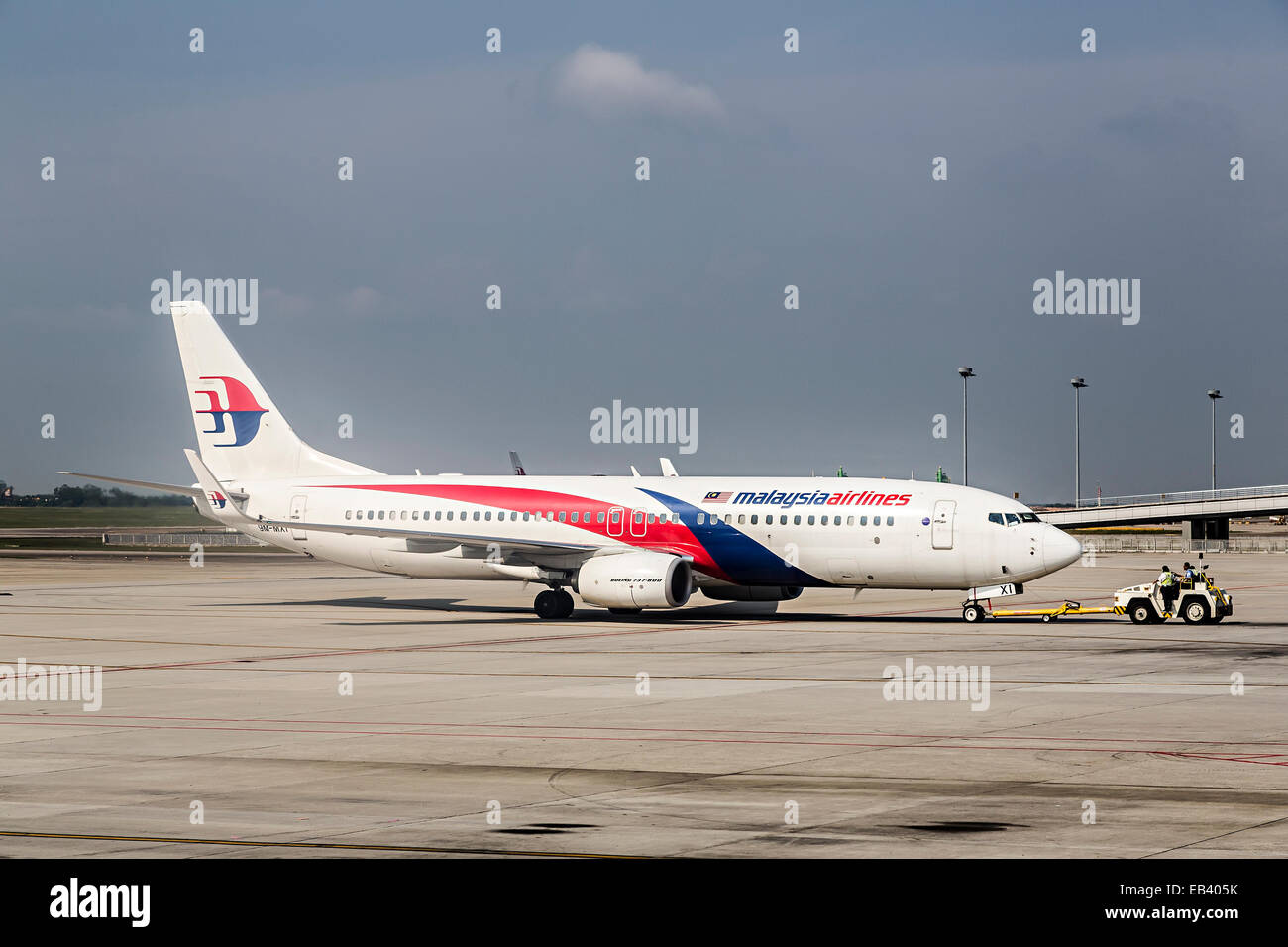 Malaysia Airlines aeromobili trainato su asfalto, Kuala Lumpur, Malesia Foto Stock