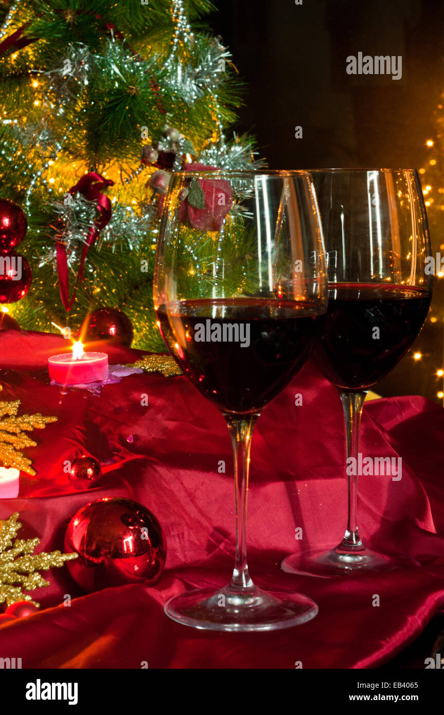 Il tempo di Natale: stelle, luci, decorazioni, candele e un bicchiere di  buon vino per riscaldare armosfera di Natale Foto stock - Alamy