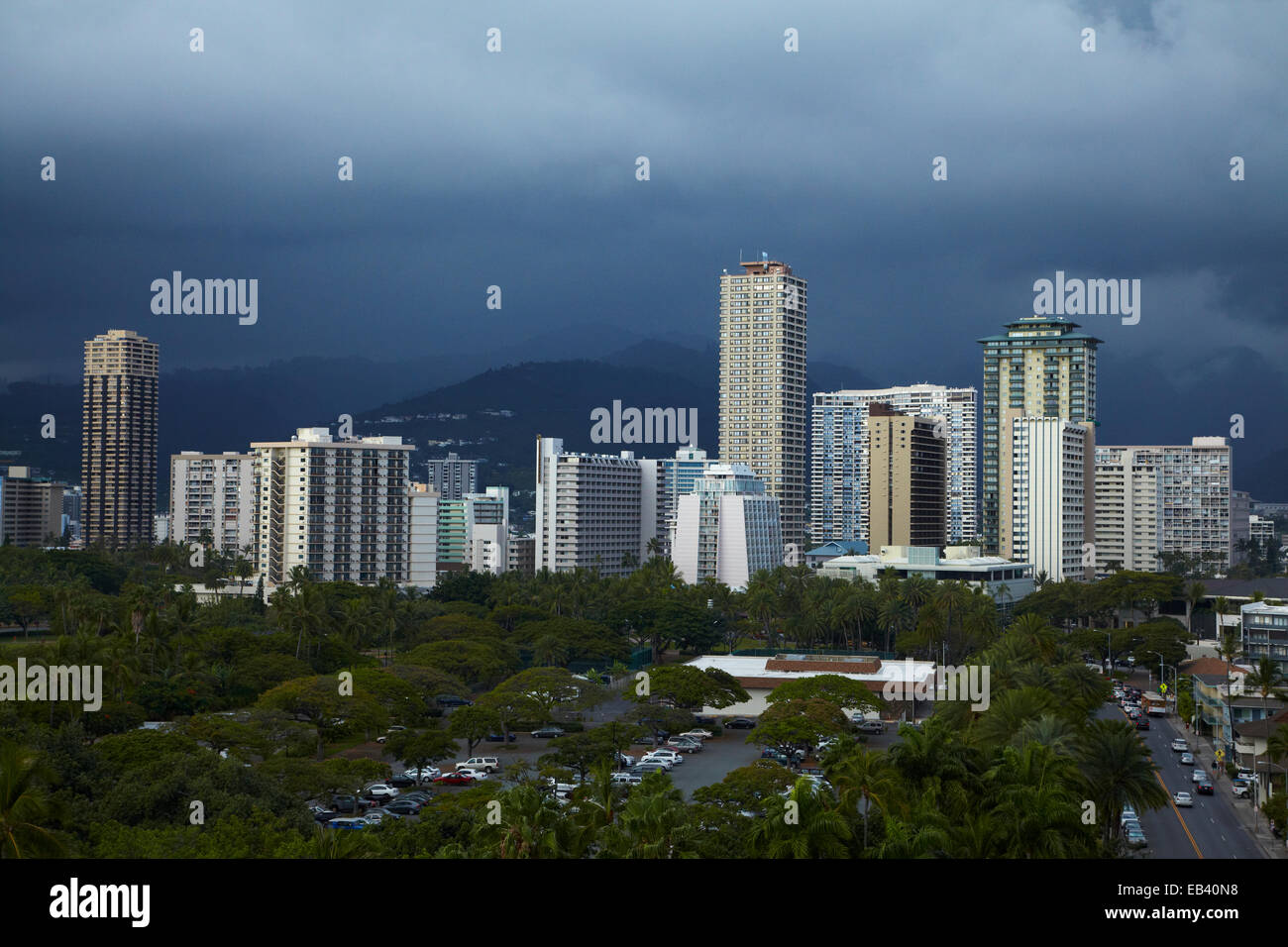 Alberghi, appartamenti, Fort DeRussy militare prenotazione e nuvole di tempesta, Waikiki, Honolulu Oahu, Hawaii, STATI UNITI D'AMERICA Foto Stock