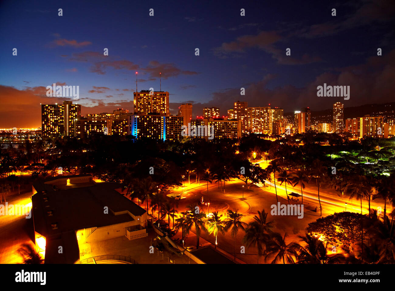 Tramonto su alberghi, appartamenti e Fort DeRussy militare prenotazione, Waikiki, Honolulu Oahu, Hawaii, STATI UNITI D'AMERICA Foto Stock