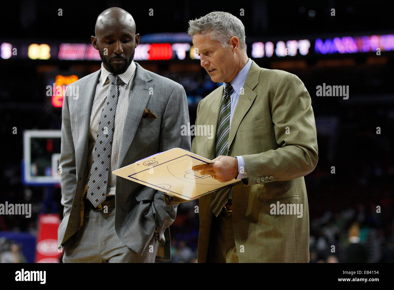 24 novembre 2014: PHILADELPHIA 76ers head coach Brett Brown guarda con assistant coach Lloyd Pierce durante il gioco NBA tra il Portland Trail Blazers e la Philadelphia 76ers presso la Wells Fargo Center di Philadelphia, Pennsylvania. Il Portland Trail Blazers ha vinto 114-104. Foto Stock