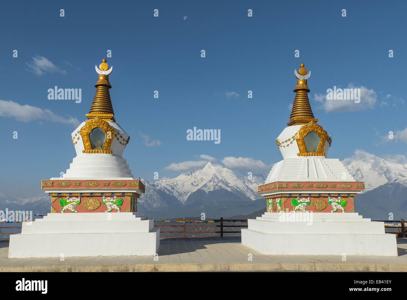 Santo stupa bianchi a Deqing, nella provincia dello Yunnan in Cina. Foto Stock