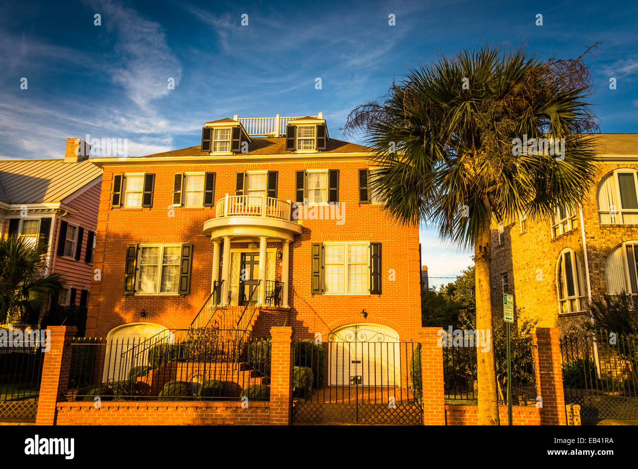Casa e Palm tree lungo Murray Drive in Charleston, Carolina del Sud. Foto Stock