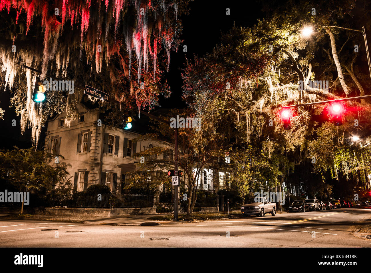 Intersezione di Drayton e Gaston strade di notte a Savannah, Georgia. Foto Stock