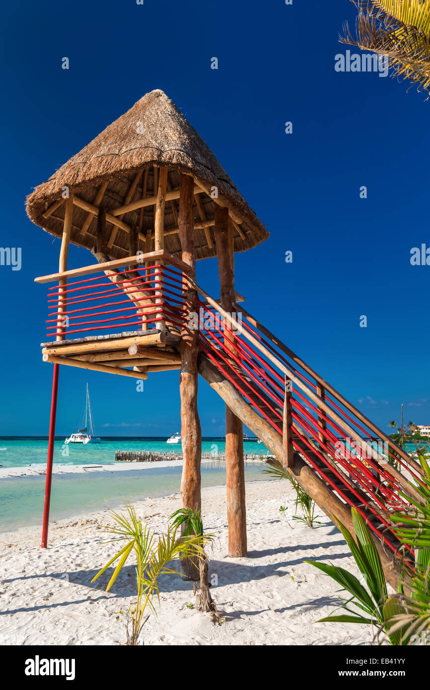 Bagnino torre sulla spiaggia caraibica, Cancun, Messico Foto Stock