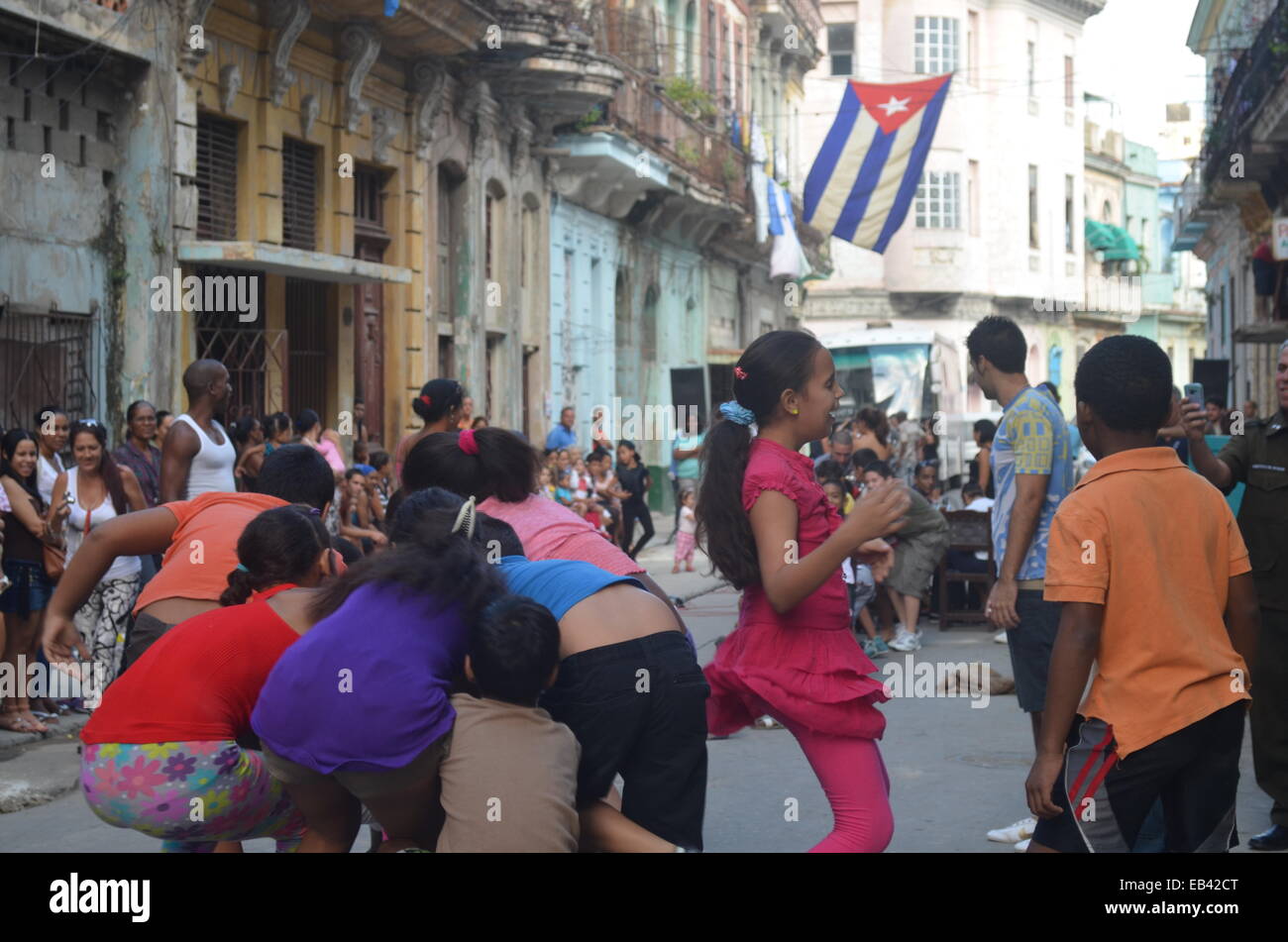 I bambini della scuola di prendere parte a una giornata di sport / Tug-o-concorso di guerra nelle strade del centro di Havana, Cuba Foto Stock