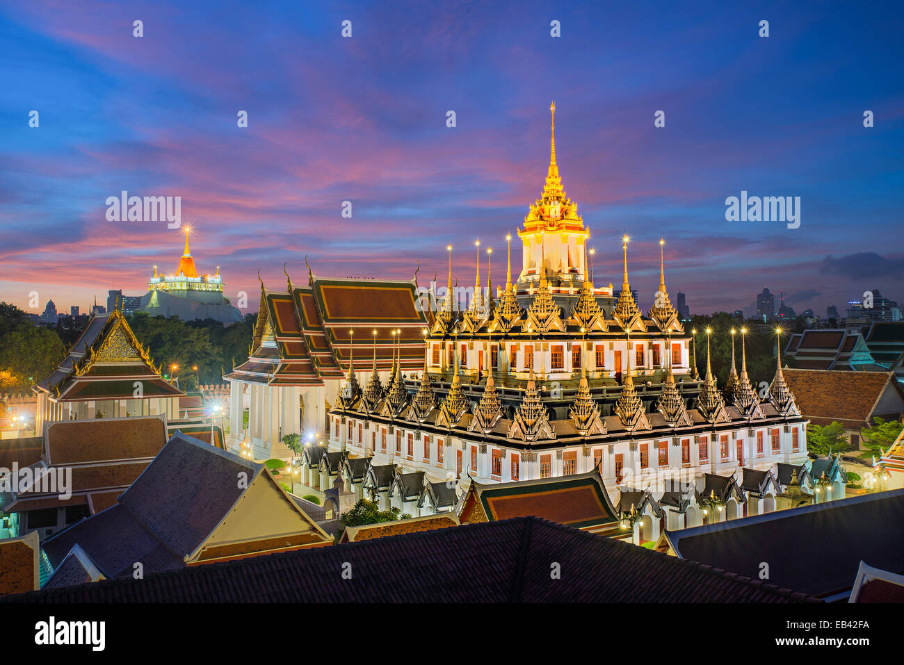 Wat Ratchanaddaram e Loha Prasat Palazzo di metallo in Bangkok ,Thailandia Foto Stock