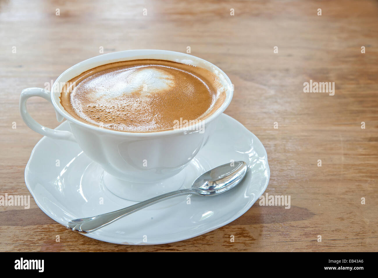 Latte caldo art caffè sul tavolo in legno Foto Stock
