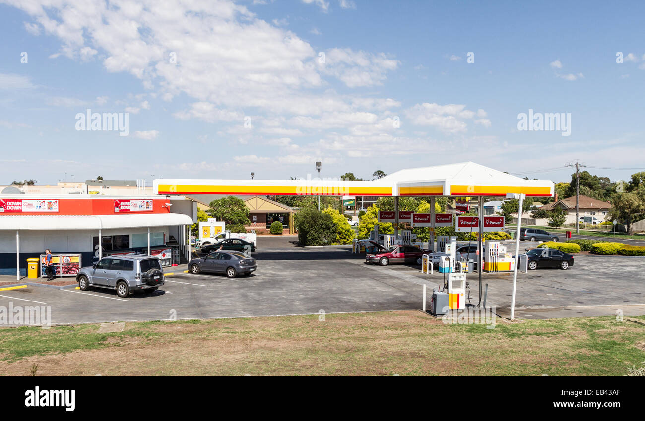 Marca Coles Shell stazione di benzina fino a Sunbury, Victoria, Australia Foto Stock