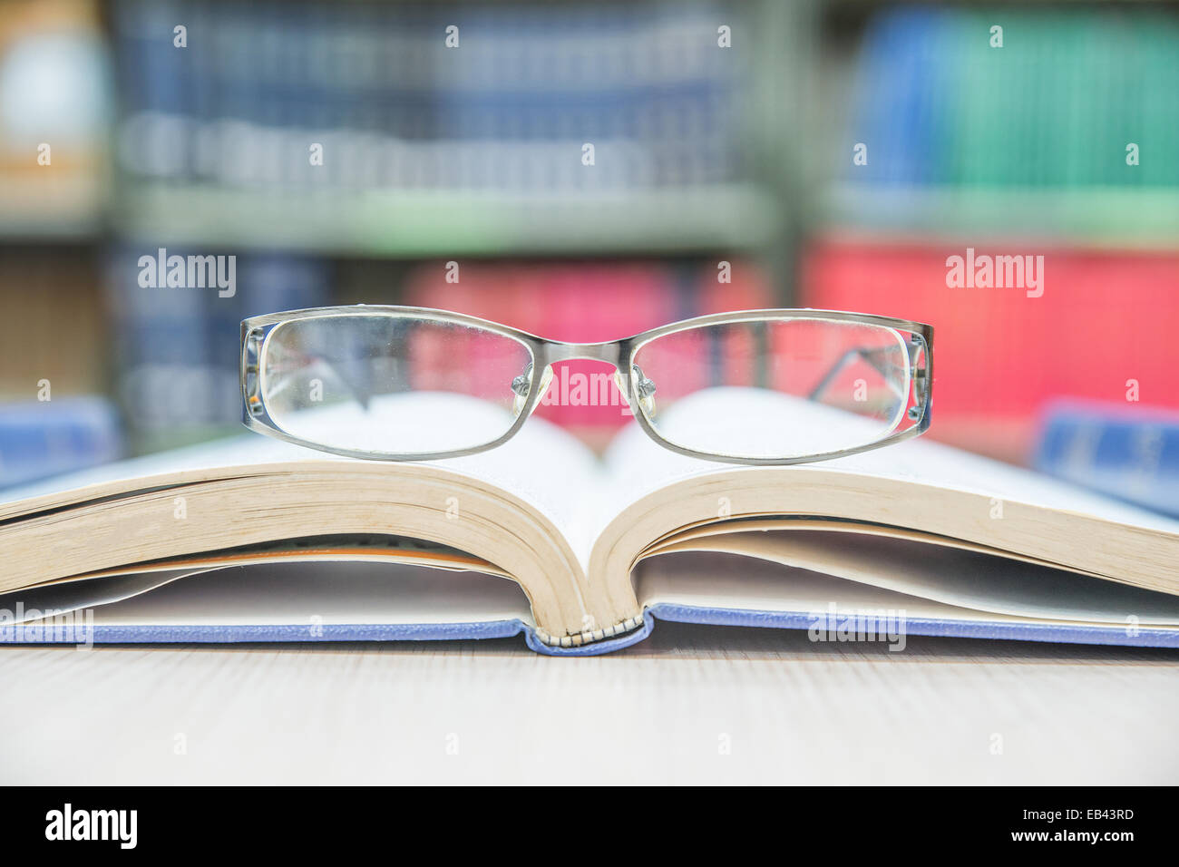 Primo piano della gli occhiali da lettura sul libro Foto Stock