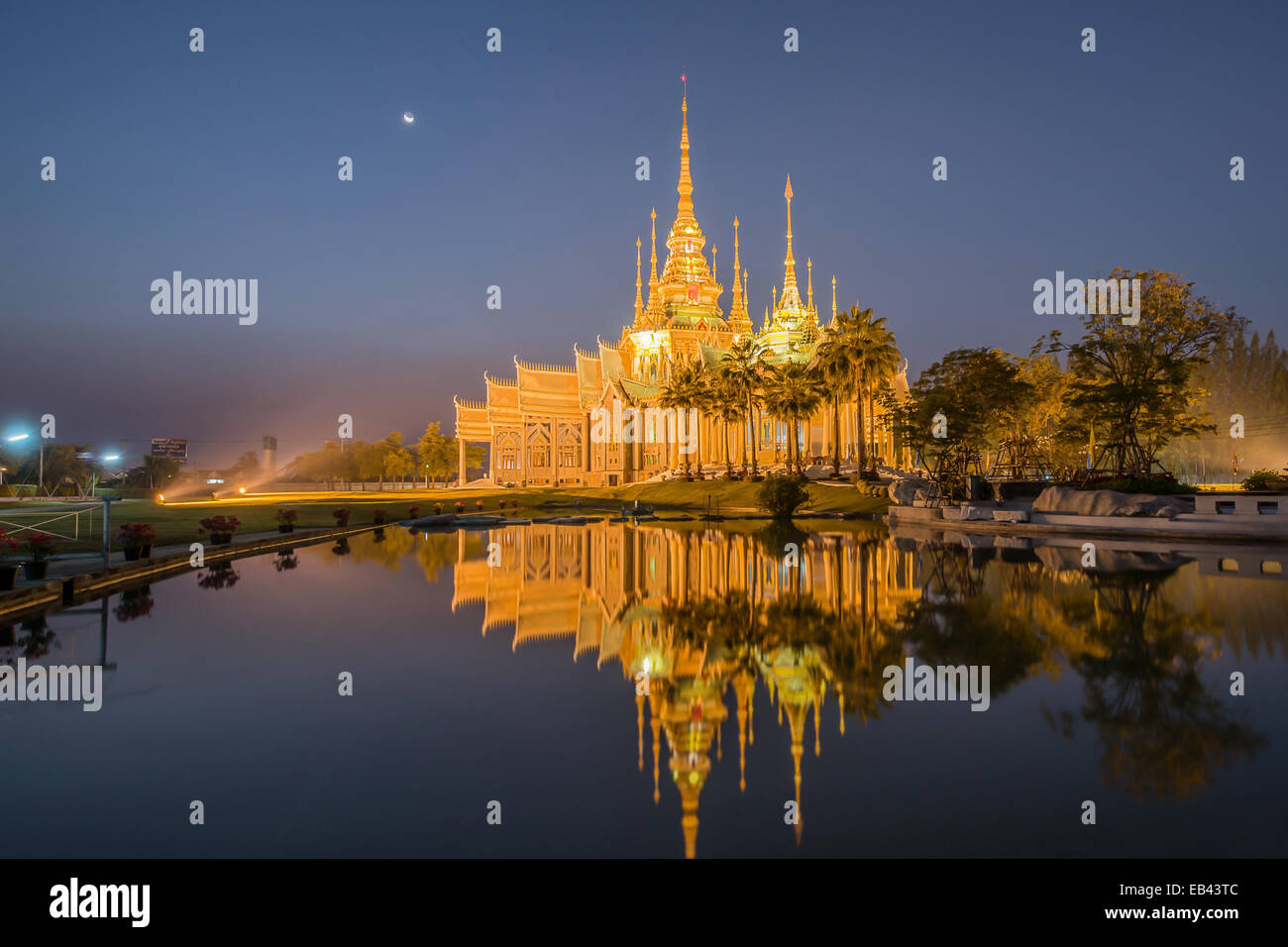 Bellissimo tempio con la riflessione in Thailandia Foto Stock