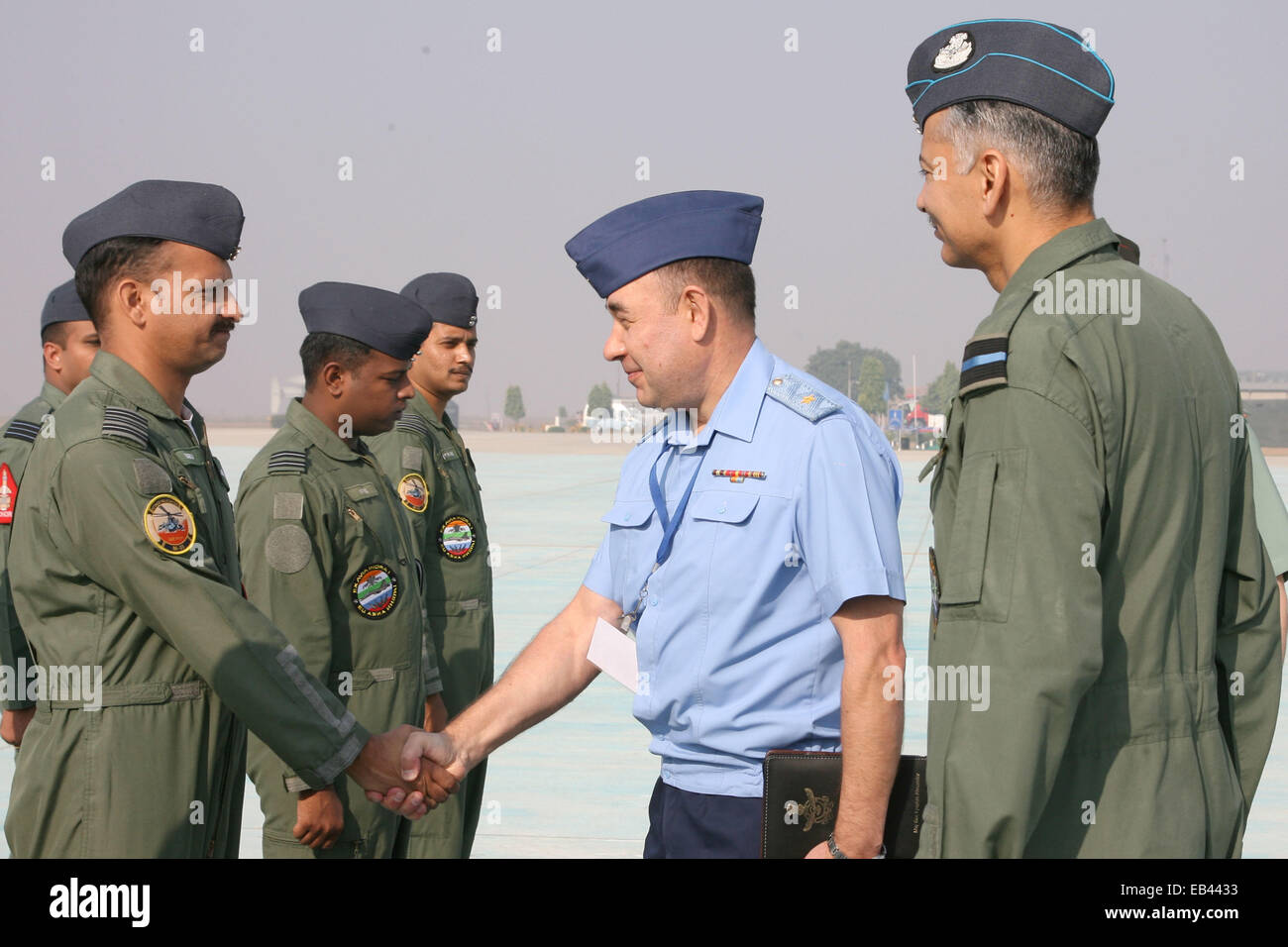 Il maggiore generale Alexander N Lyapkin della Federazione russa Air Force (RFAF) e aria Commodore PK Vohra?,? Aria Comandante Air Force Station Halwara interagiscono con l'IAF e contingente RFAF?s? Durante la giornata inaugurale di ?la fase operativa di Ex Avia Indra-I-Fase II a Air Force Station Halwara. © Bhaskar Mallick /Pacific Press/Alamy Live News Foto Stock