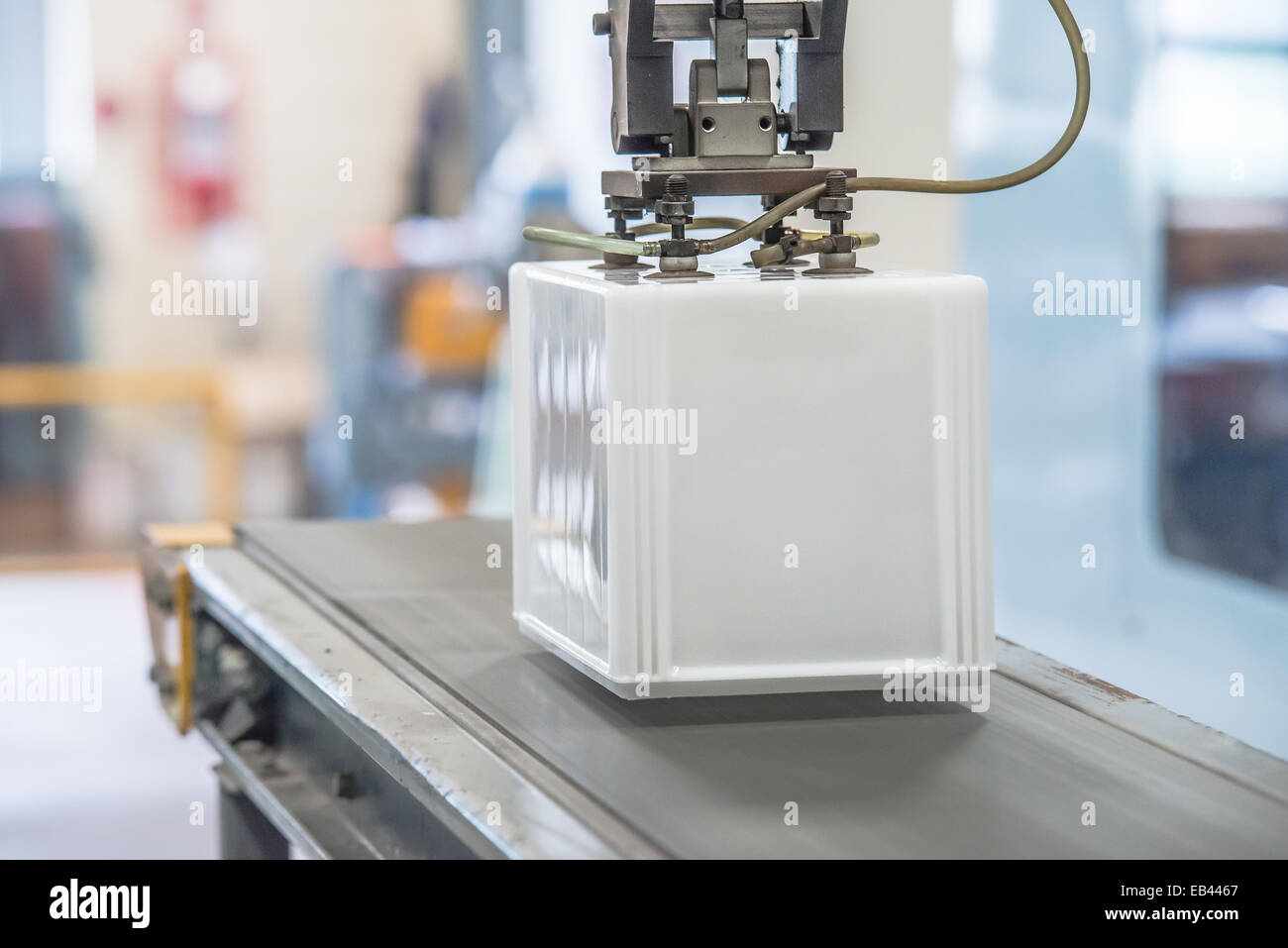 Robot industriale a lavorare in fabbrica Foto Stock
