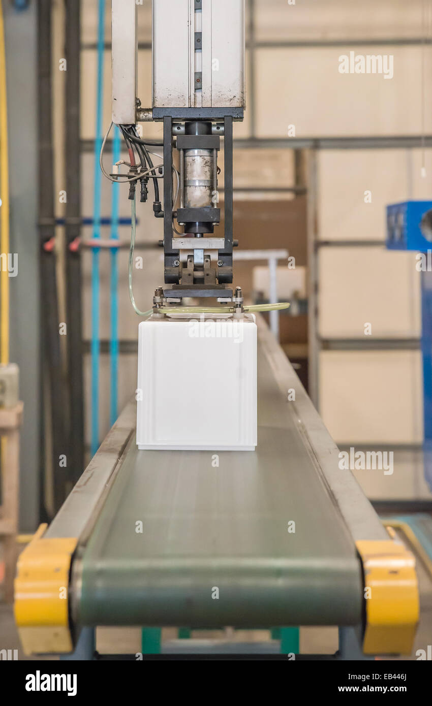 Robot industriale a lavorare nella fabbrica di plastica Foto Stock