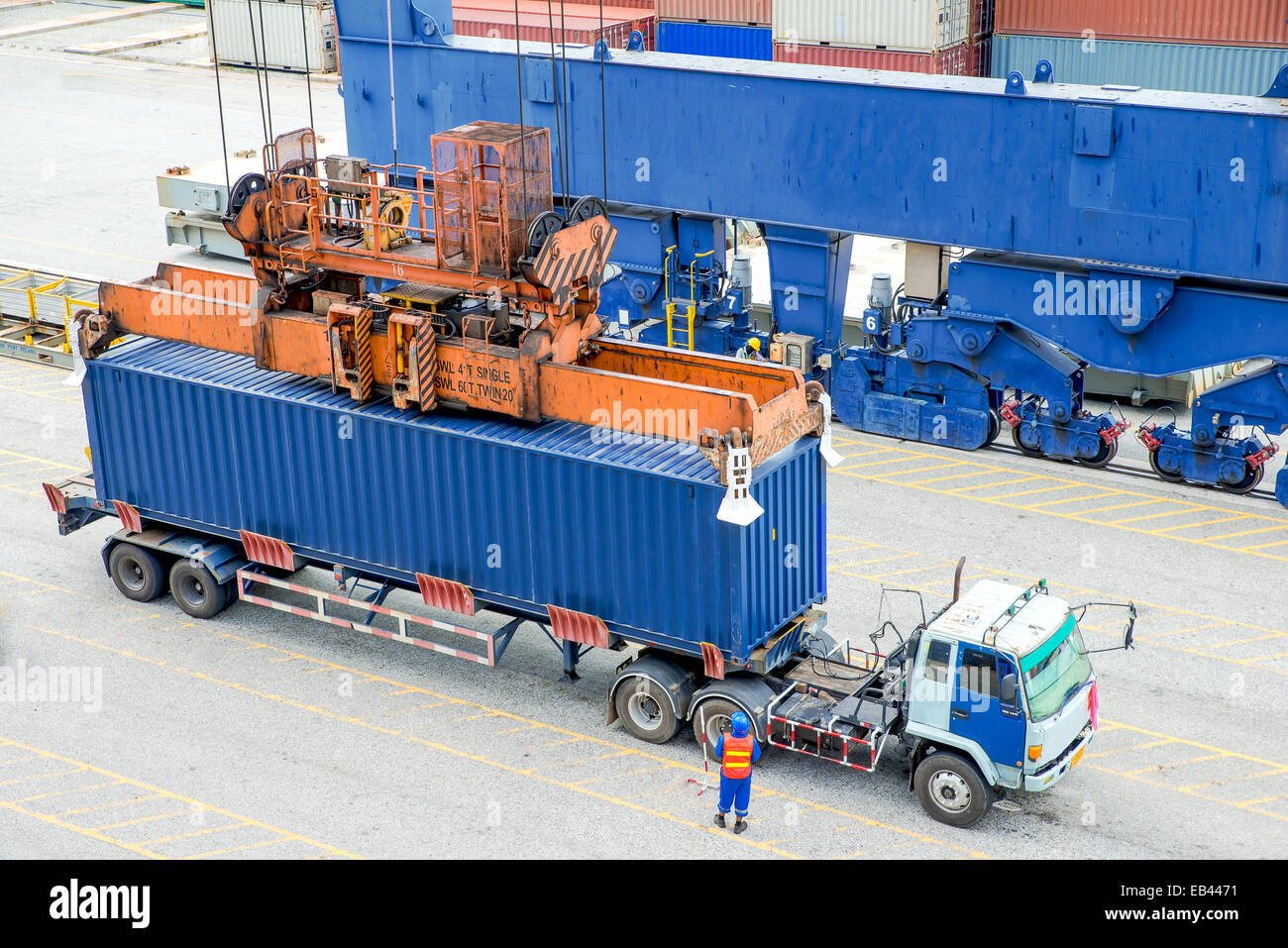 Contenitore carrello in attesa per il caricamento di container casella per nave da carico Foto Stock