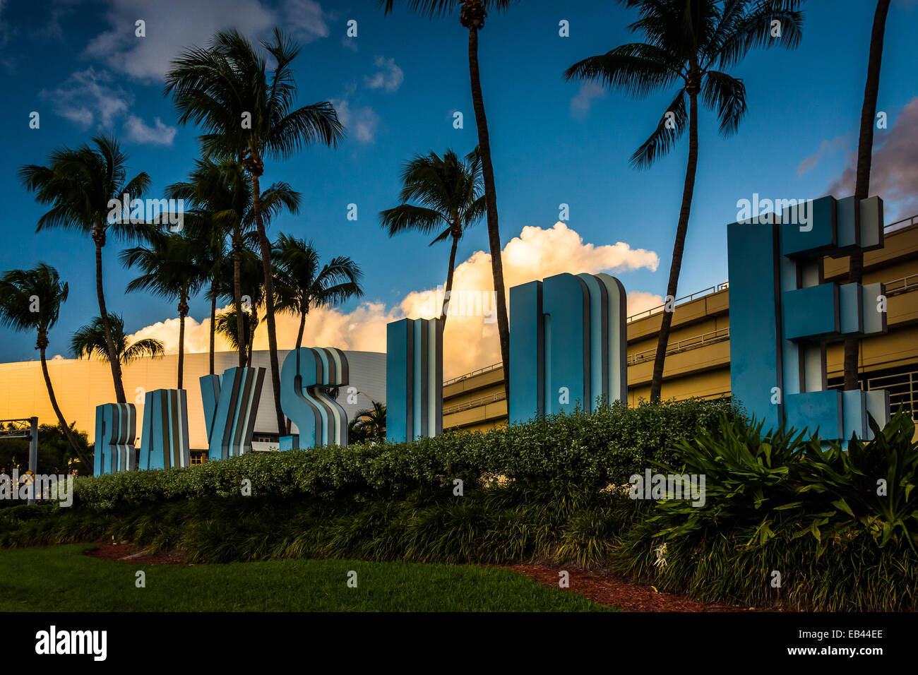 Palme e Bayside sign in downtown Miami, Florida. Foto Stock