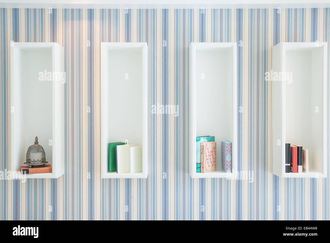 Vintage interno con uno scaffale per libri e accessori Foto Stock