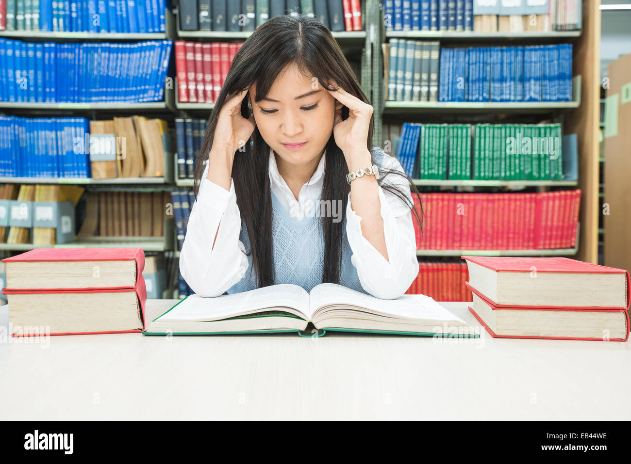 Giovani studenti asiatici sotto pressione mentale Foto Stock