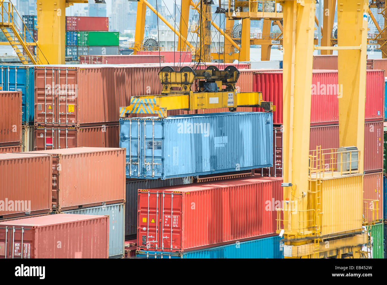 Container nel porto di importazione/esportazione Foto Stock