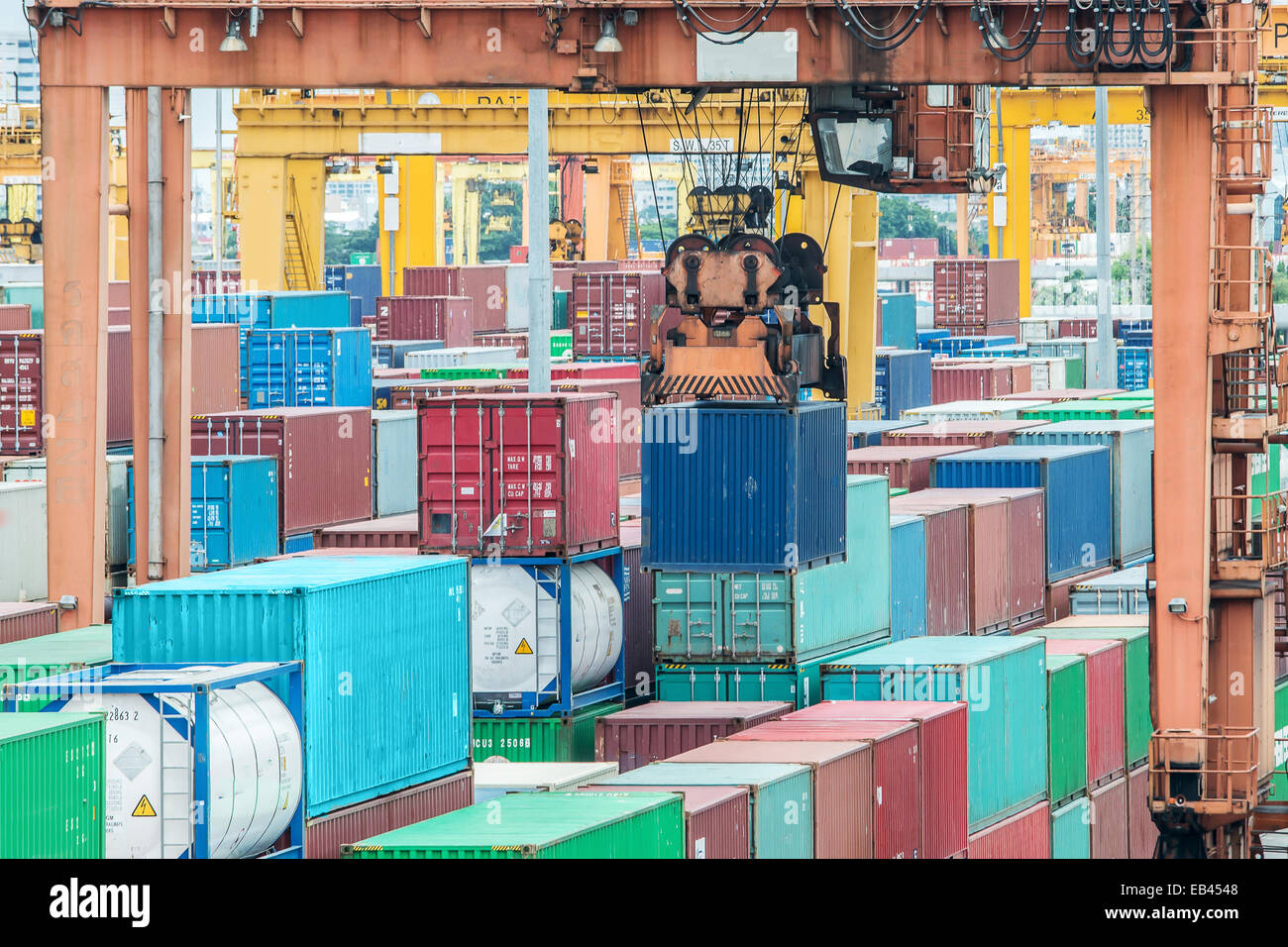 Container nel porto di importazione/esportazione Foto Stock