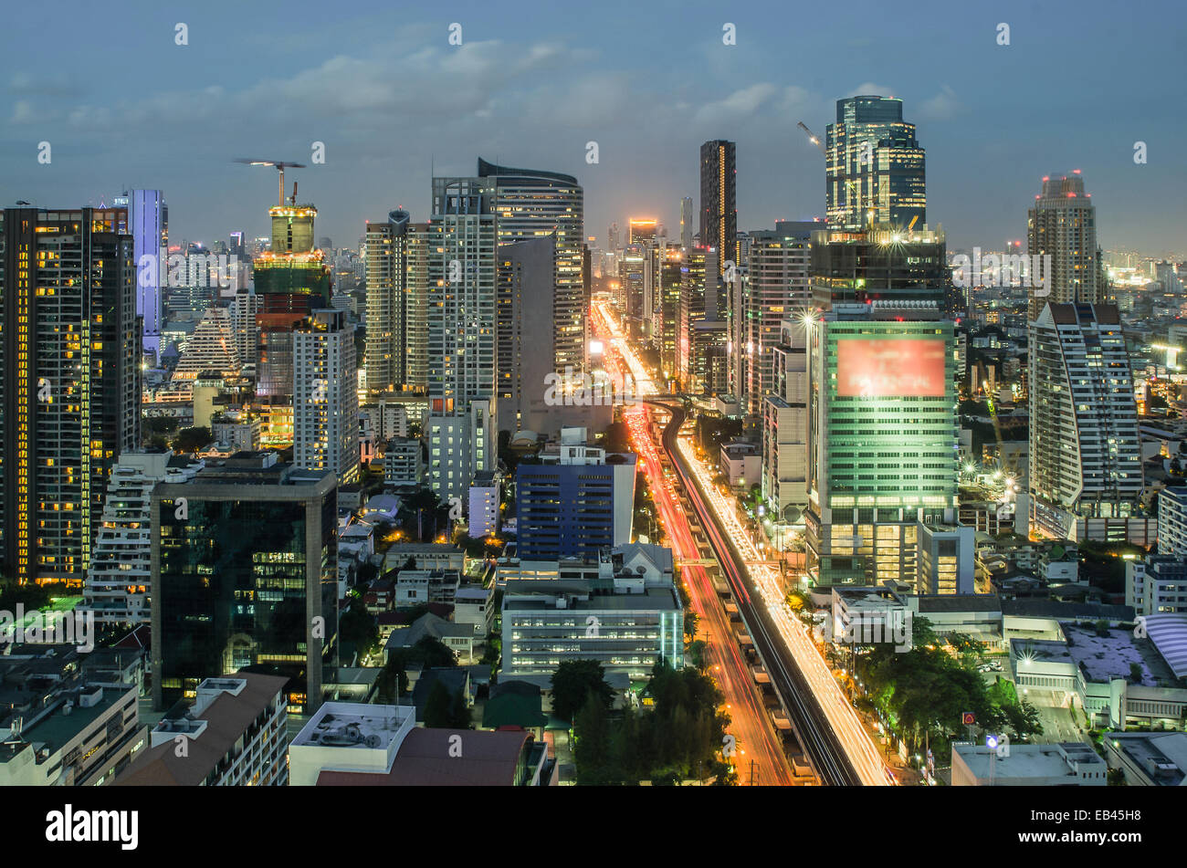 Paesaggio urbano di Bangkok al crepuscolo con il traffico principale Foto Stock