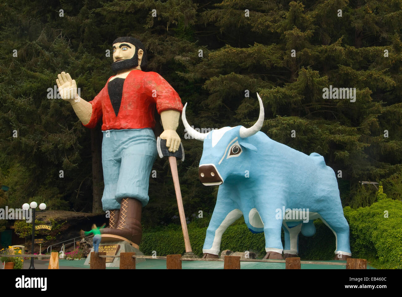 Paul Bunyan e Babe statue, alberi di mistero, California Foto Stock