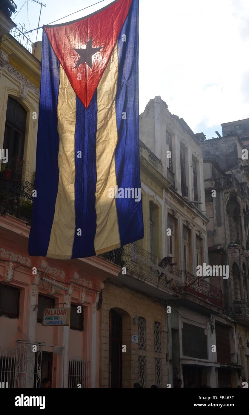 Una Bandiera cubana si blocca su una strada residenziale nel centro di Havana Foto Stock