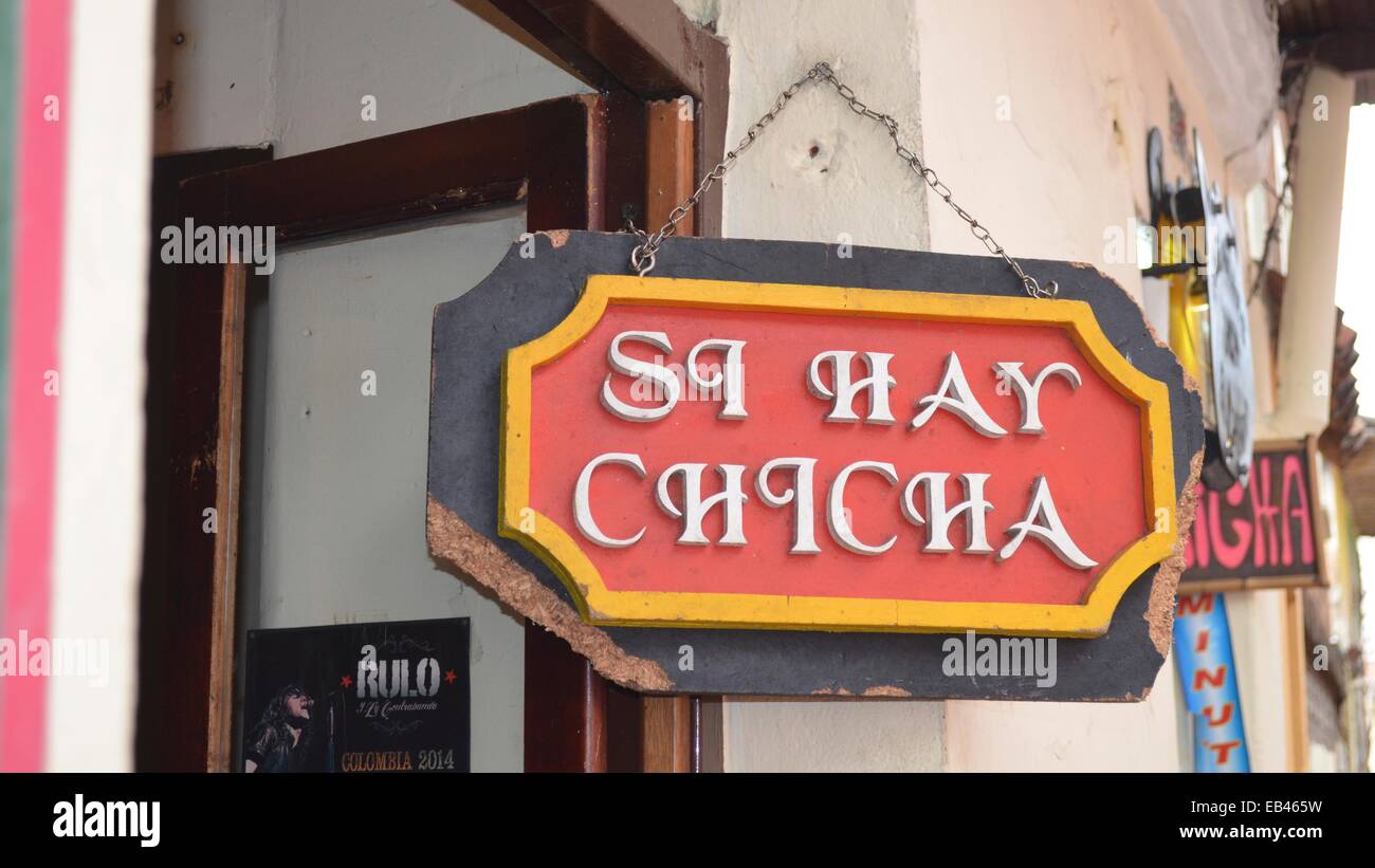 Segno appeso sopra l'ingresso ad un bar in Candelaria distretto di Bogotà, Colombia che indica la disponibilità di Chicha Foto Stock
