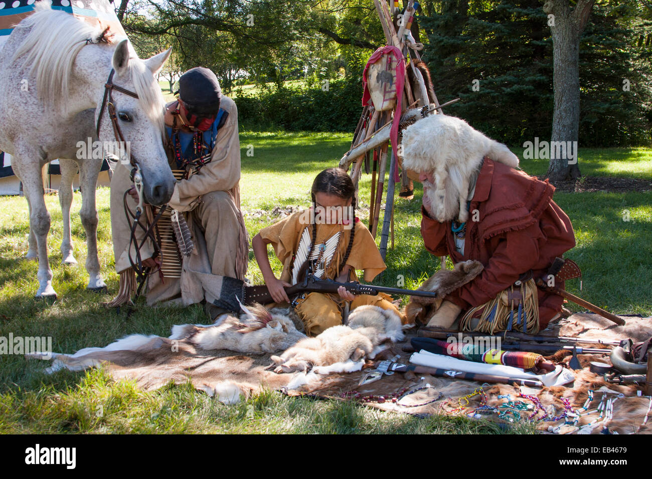 Native American Indian uomo e figlio trading pellicce per una pistola con un uomo di montagna Foto Stock