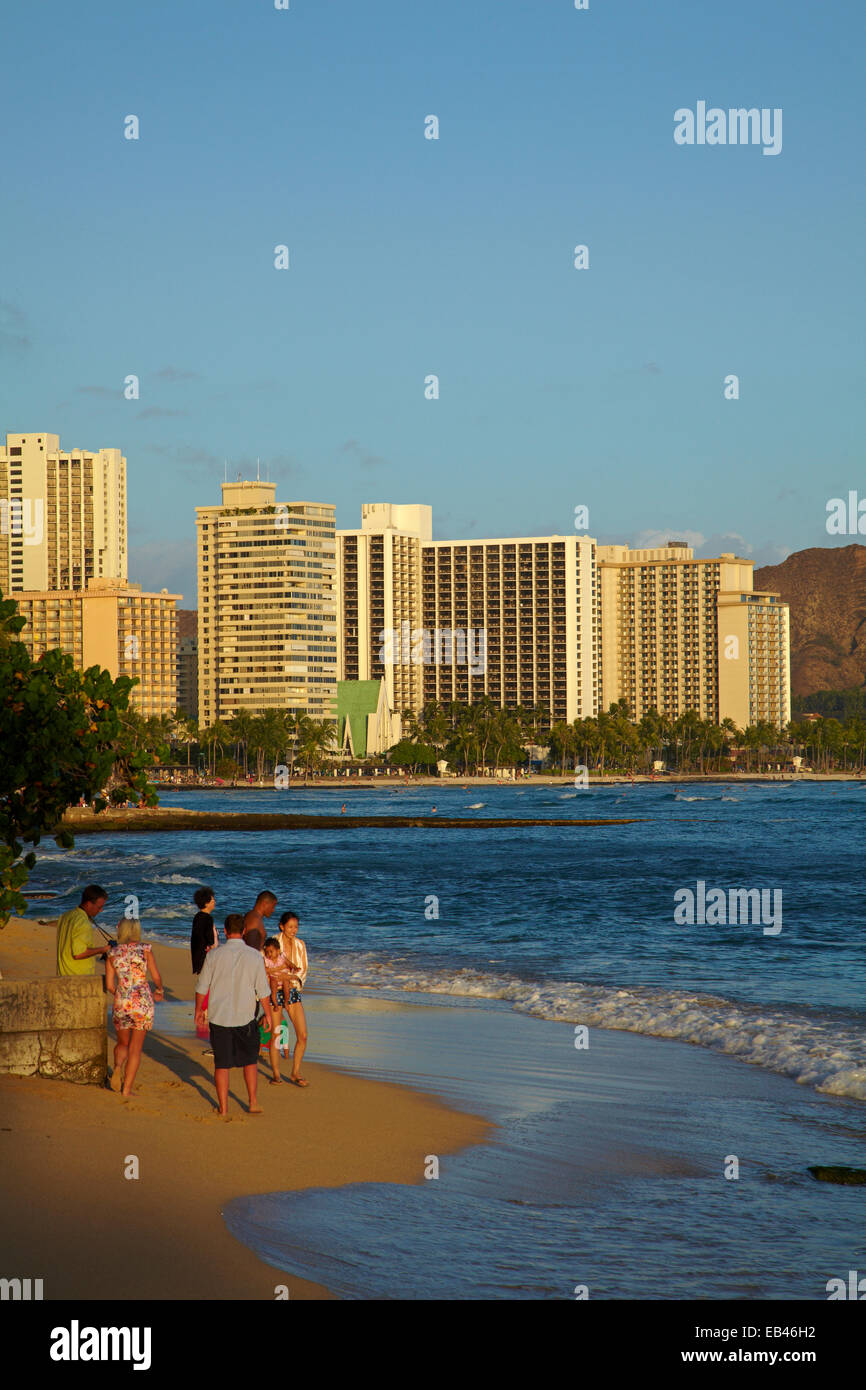 La gente sulla spiaggia di Waikiki e degli hotel di Waikiki e condomini, Honolulu Oahu, Hawaii, STATI UNITI D'AMERICA Foto Stock