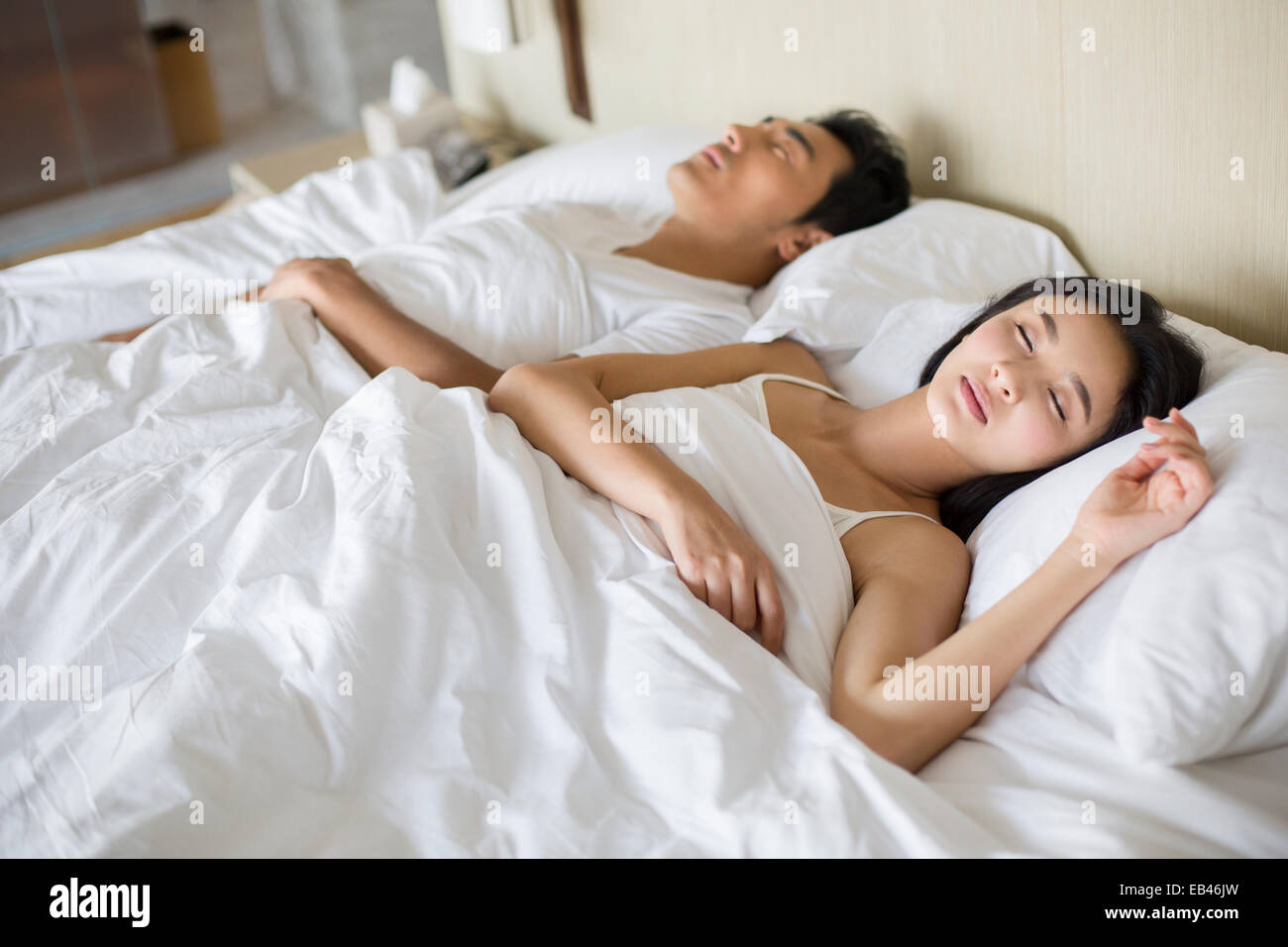 Coppia giovane che dorme sul letto Foto Stock