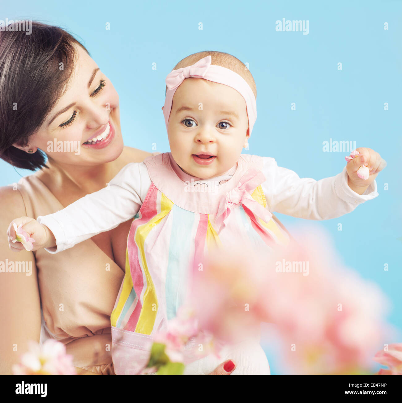 Affascinante giovane mamma con un bellissimo bambino Foto Stock