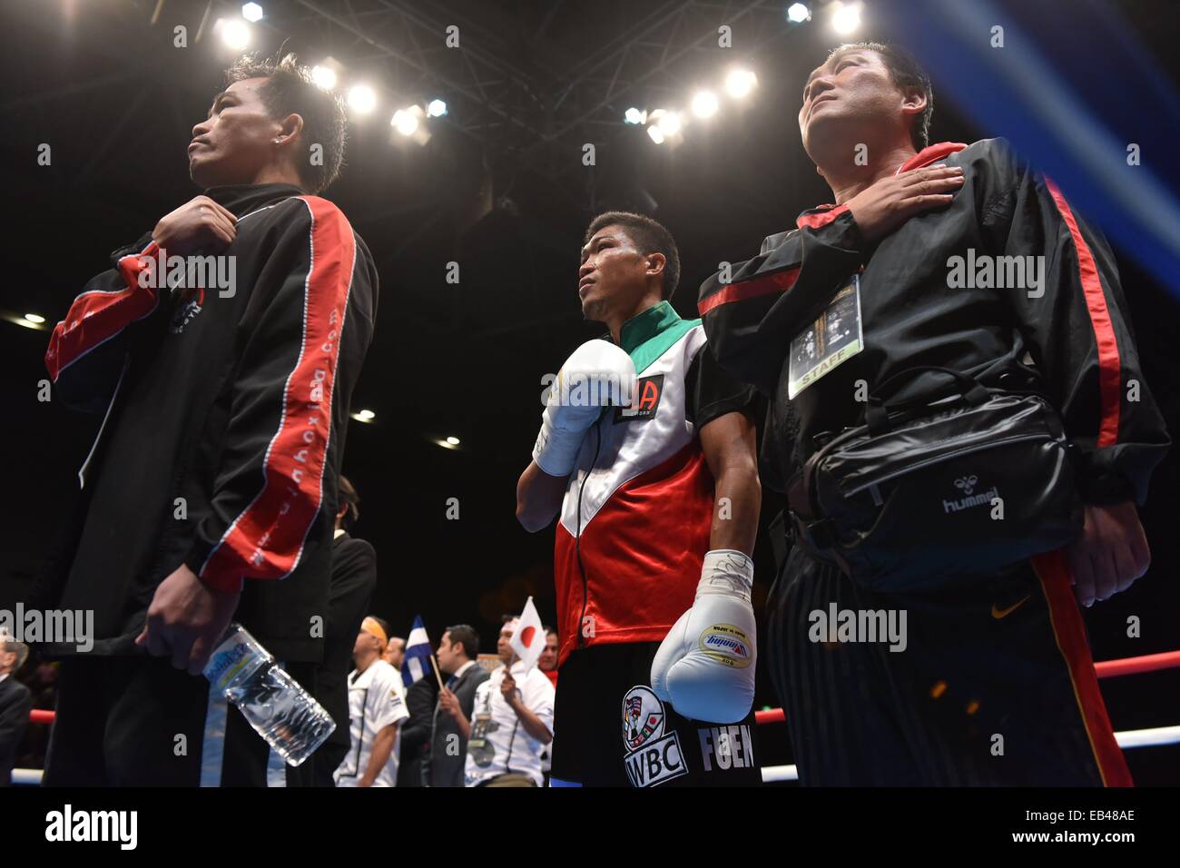 Kanagawa, Giappone. 22 Novembre, 2014. Rocky Fuentes (PHI) Boxe : Rocky Fuentes delle Filippine ascolta l inno nazionale prima che la WBC pesi mosca titolo bout a Yokohama International Piscina di Kanagawa, Giappone . © Hiroaki Yamaguchi/AFLO/Alamy Live News Foto Stock